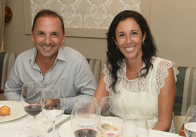 Pablo Virasoro cônsul geral da Argntina e sua esposa jantando no famoso Rest. Chez Bernard
