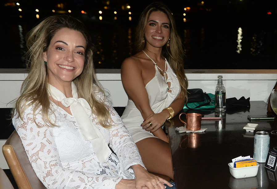 Danielle Santiago a de calça dins com a aniversariante Michely Seixas a mais bela mulher do Brasil, jantando no Soho em fotos de Valterio Pahceco