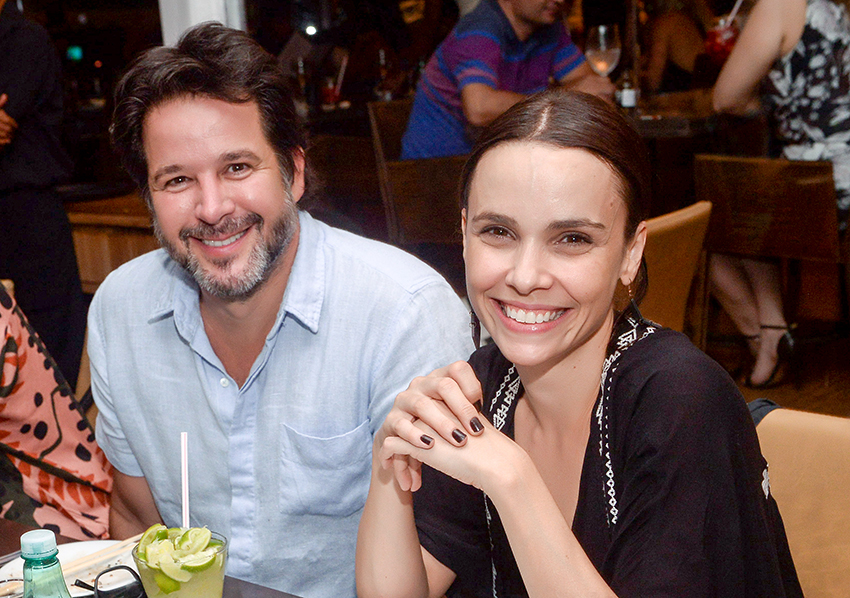 Atores Murilo Benício e Débora Falabella jantando no Soho da Bahia Marina sábado 26