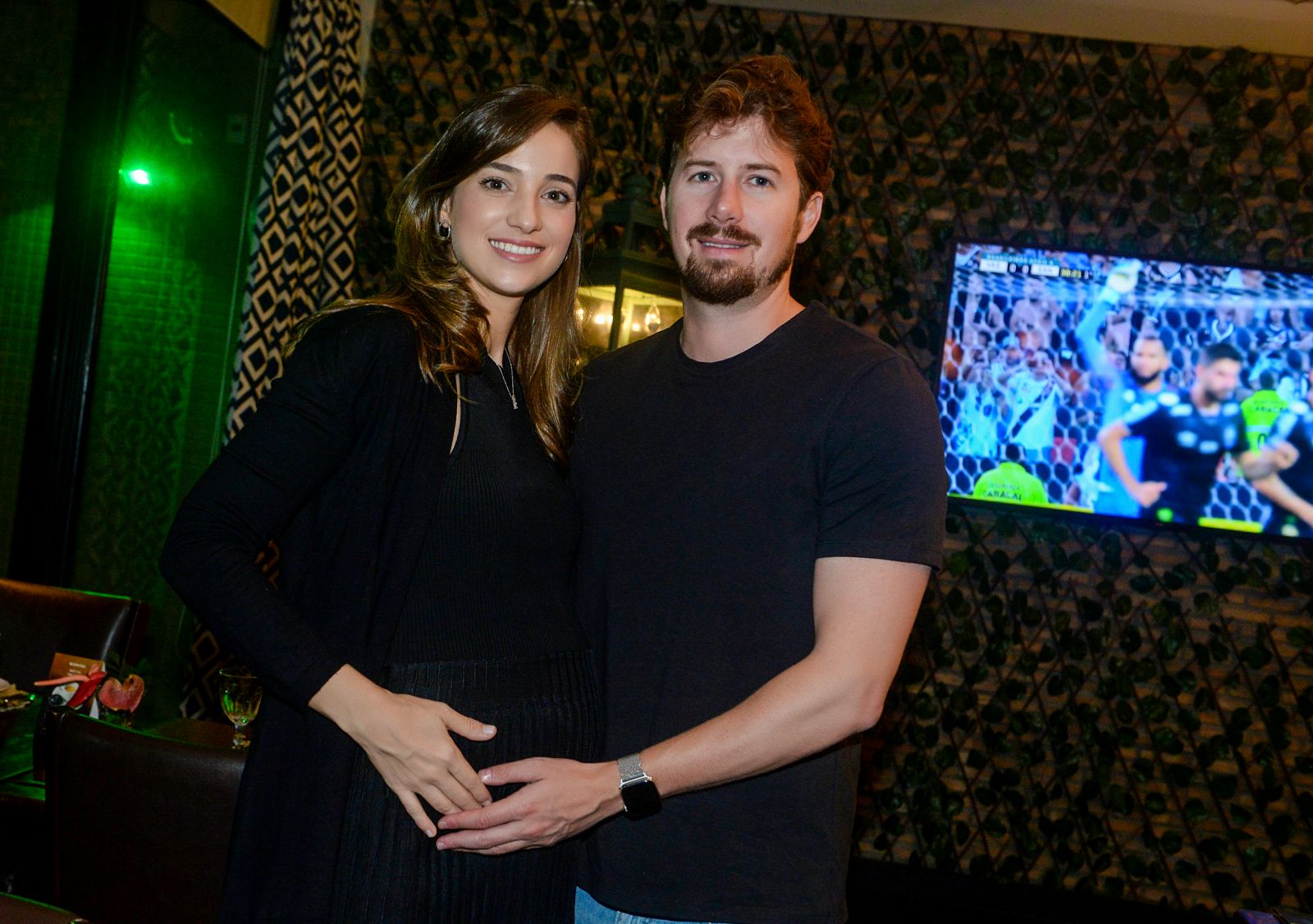 Patrícia e Eduardo Santos, exibindo o primeiro filho do casal very special. Ver mais...