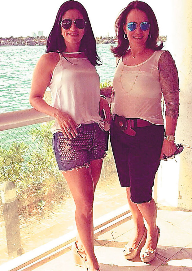 Karine Queiroz a aniversariante de hoje dia 18, na foto ela está com sua mãe Conceição Queiroz