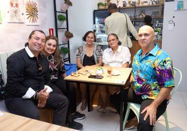 Áugusto Oiticica com convidados no Café Gateiro em fotos de Valterio