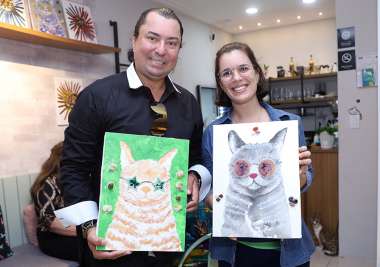 O arista plático Augusto Oiticica e Clarissa Rios em recente exposição no Café Ganteiro