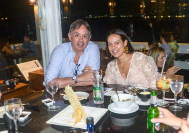 Ana e Roberto Brito jantando no Soho em fotos de Valterio