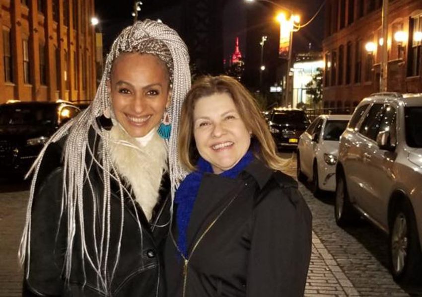 A cantora e produtora Silvana Magda recebendo em Nova York, a amiga brasileira, juíza federal Cláudia Valeria