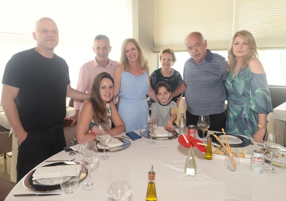 Mary e José Nilton Carvalho almoçaram  neste domingo 17 no Mistura com amigos