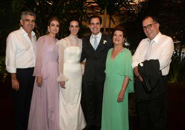 Os noivos Beatriz e João Pedro com os seus pais Inês e Miguel Oliveira, Cristina e José Oímpio em fotos de Valterio Pacheco