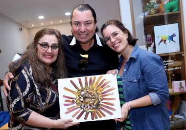 O artista plástico Augusto expõe suas artes no Café Gateiro na rua Marques de Leão